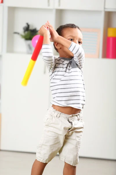 Liten pojke leker med leksaker — Stockfoto