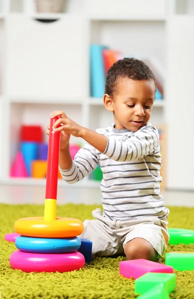 Kleine jongen spelen met speelgoed — Stockfoto