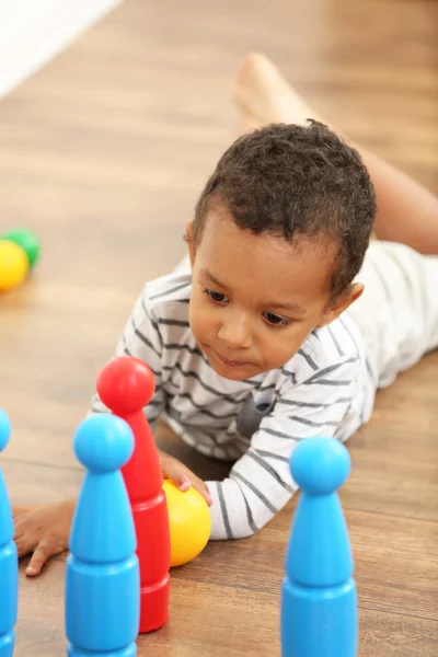 Kleine jongen spelen bowling — Stockfoto