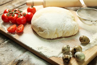 Hamur kesme tahtası üzerinde 