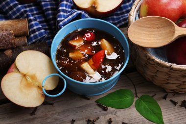 elma reçeli kova ve ahşap masa yakın çekim üzerinde taze kırmızı elmalar