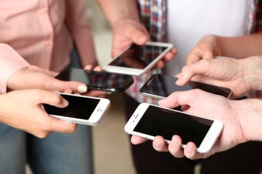 Cep telefonları holding eller