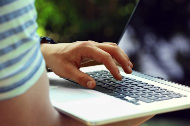 Bilgisayarlı genç adam