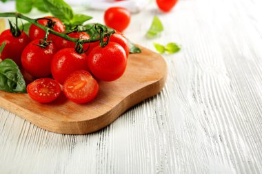 Ahşap masa üzerinde Fesleğenli domates yakın çekim