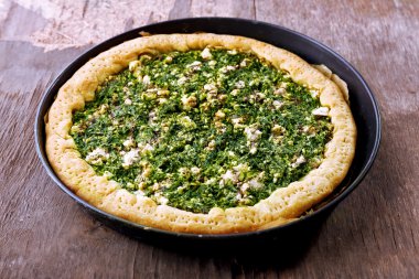 Açık börek ıspanaklı ahşap masa üzerinde kapat