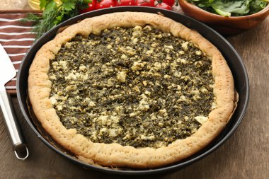 Ispanak ve masaya kiraz domates ile açık pasta yakın çekim