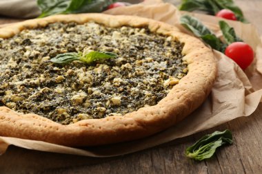 Ispanak ve masaya kiraz domates ile açık pasta yakın çekim