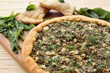 Ispanaklı masada açık pasta yakın çekim