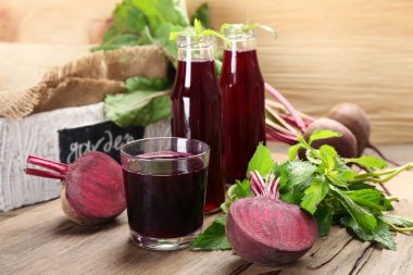 Ahşap masa, tatlı taze pancar suyu