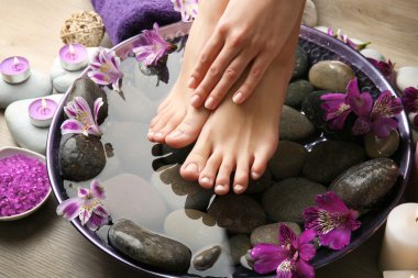 Spa pedikür adlı kadın ayakları