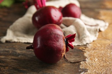 Ahşap masa üzerinde genç pancar yakın çekim