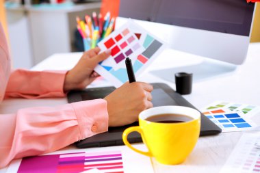 Grafik tablet üzerinde çizim sanatçı 