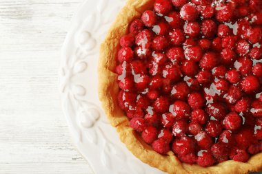Ahududu, ahşap arka plan üzerinde ile tart