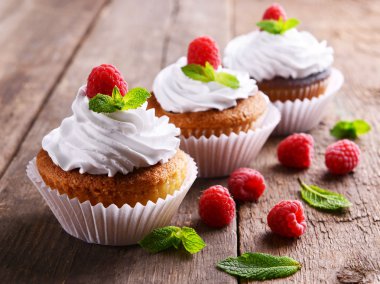 Lezzetli kek çilek ve ahşap masa üzerinde taze nane ile yakın çekim