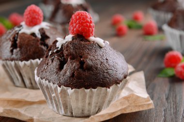 Tablo üzerinde meyveleri ile lezzetli çikolata cupcakes yakın çekim