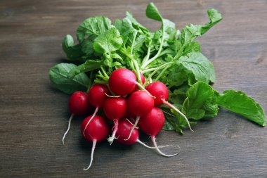 Ahşap masa, closeup üzerinde taze kırmızı turp