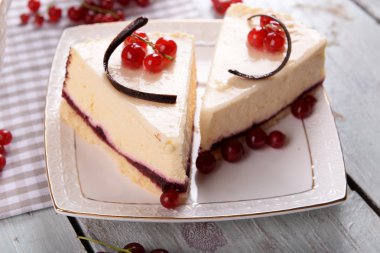 Çilek tablo ile lezzetli peynirli kek yakın çekim