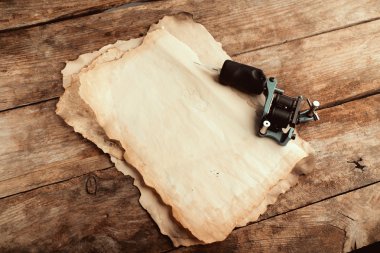 Tablo üzerinde dövme makinesi