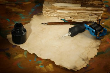 Tablo üzerinde dövme makinesi