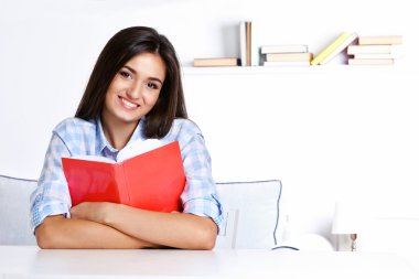 kitap ile genç kız