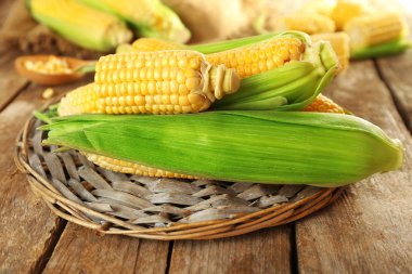 Taze mısır koçanı üzerinde ahşap masa, closeup mindere hasır üzerinde