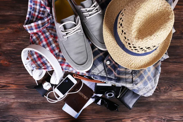 Gepackter Koffer mit Urlaubsutensilien — Stockfoto