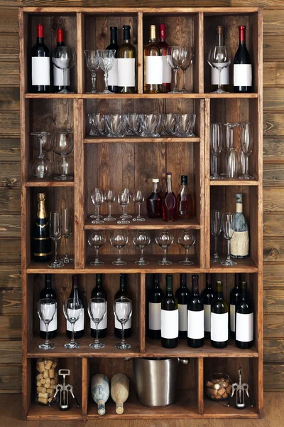 Regály s lahví vína — Stock fotografie