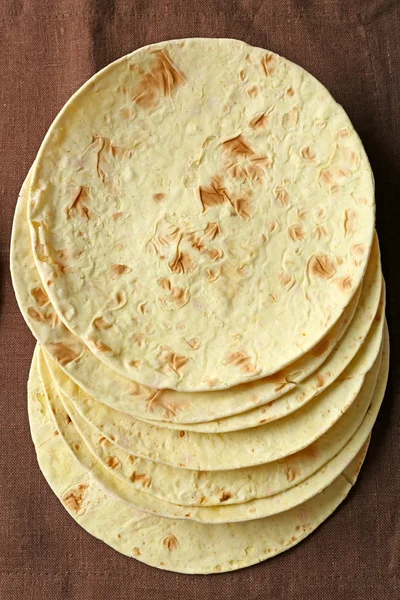 Pilha de tortilla de farinha de trigo integral caseira no fundo do guardanapo marrom — Fotografia de Stock