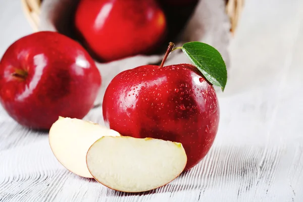 Manzanas rojas maduras en la mesa de cerca — Foto de Stock