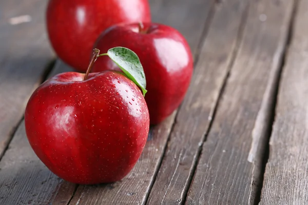Rijp rode appels op tafel close-up — Stockfoto