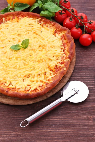 Pizza de queijo com legumes na mesa de perto — Fotografia de Stock