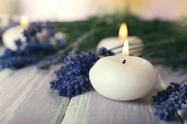 Ljus med lavendel blommor — Stockfoto