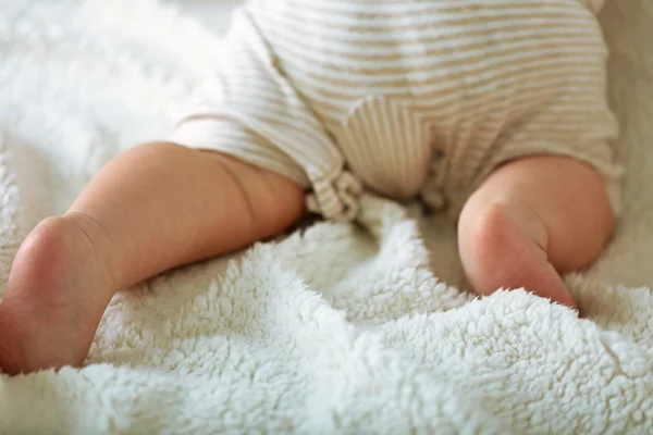 Pés de bebê em cobertor — Fotografia de Stock