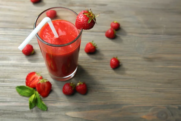Glas Erdbeer-Smoothie mit Beeren auf Holztisch in Großaufnahme — Stockfoto