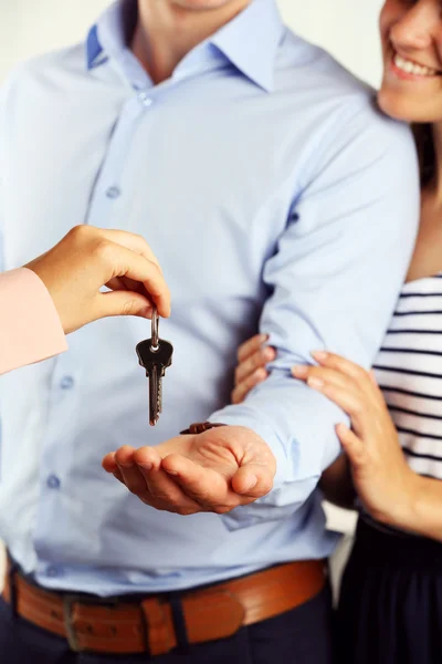 Agent nieruchomości dający klucze — Zdjęcie stockowe