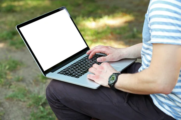 Homme avec ordinateur portable à l'extérieur — Photo