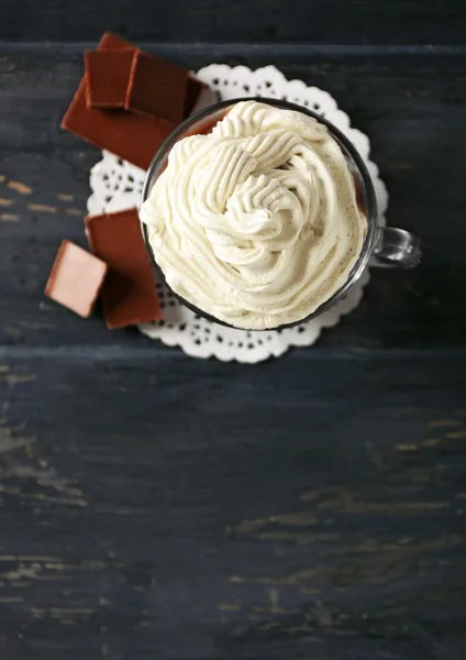 Taza de café con crema sobre fondo de madera de color — Foto de Stock