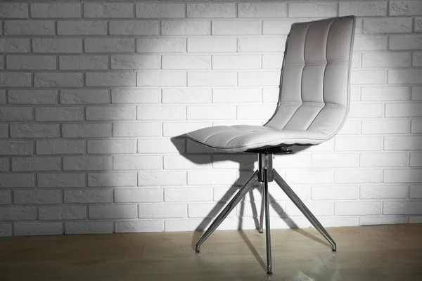 Cadeira moderna na parede de tijolo — Fotografia de Stock