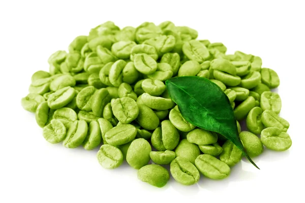 Heap de grãos de café verde com folha isolada em branco — Fotografia de Stock