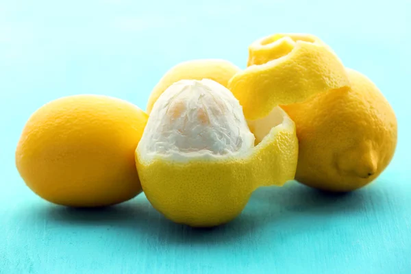 Ripe lemons on wooden table close up — Stock Photo, Image