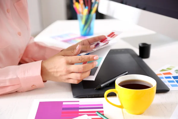 Artist drawing on graphic tablet — Stock Photo, Image