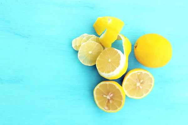 Ripe lemons on wooden table close up — Stock Photo, Image