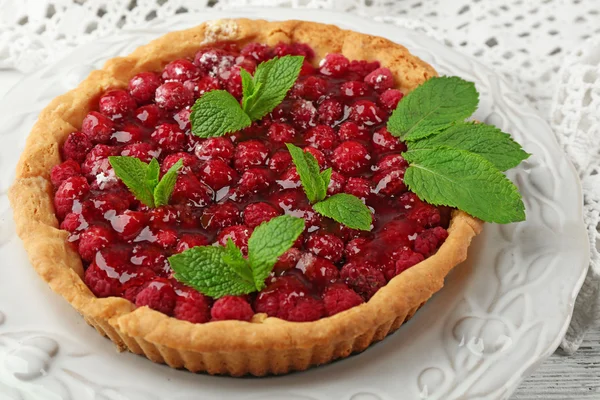 Crostata con lamponi, su fondo di legno — Foto Stock