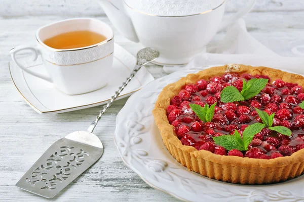 Tart with raspberries and tasty tea, on color  wooden background — Stock Photo, Image