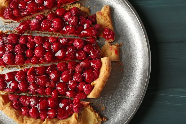 Tarta con frambuesas en bandeja, sobre fondo de madera — Foto de Stock