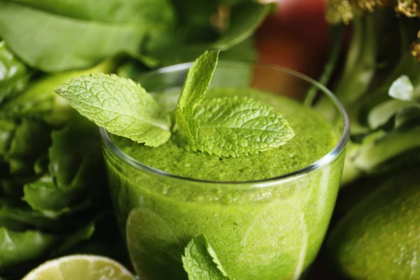 Grüner gesunder Saft mit Früchten und Kräutern auf dem Tisch aus nächster Nähe — Stockfoto