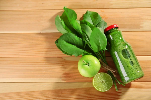 Groene gezond vruchtensap met groenten en kruiden op houten tafel close-up — Stockfoto