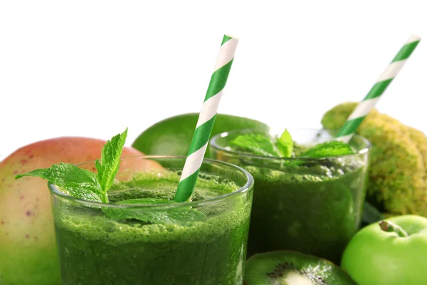 Grüner gesunder Saft mit Obst und Gemüse auf grauem Hintergrund — Stockfoto