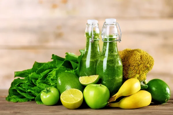 Suco são verde com frutas e legumes na mesa de madeira de perto — Fotografia de Stock