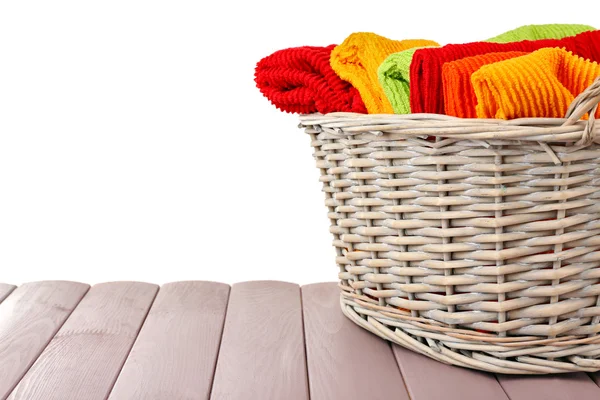 Kolorowe ręczniki w koszyku — Zdjęcie stockowe